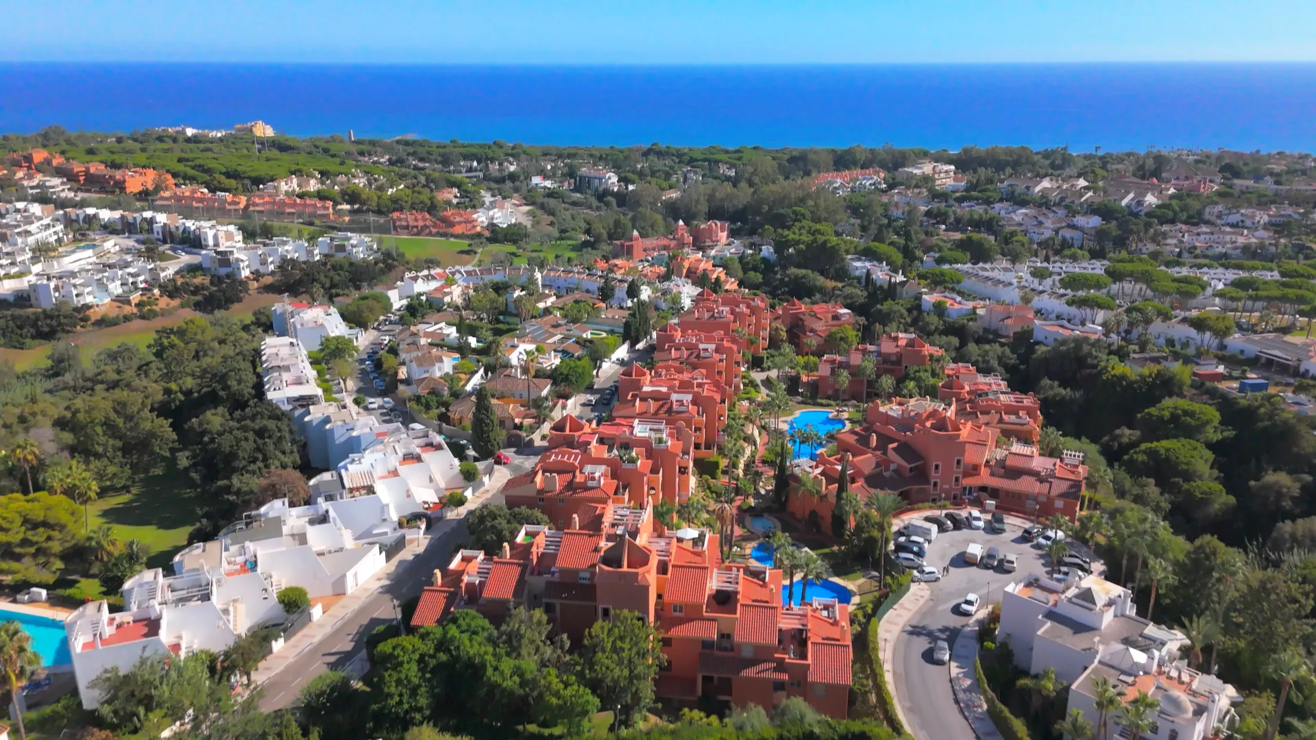 Vista aérea de La Reserva de Marbella y el Mediterráneo