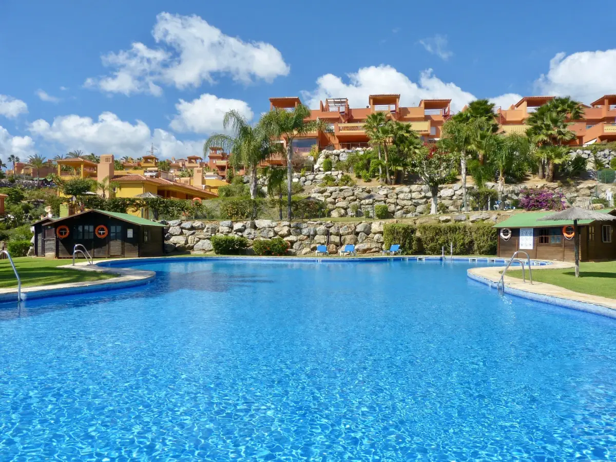 Piscina y jardines de la Manzana 3 de La Reserva de Marbella