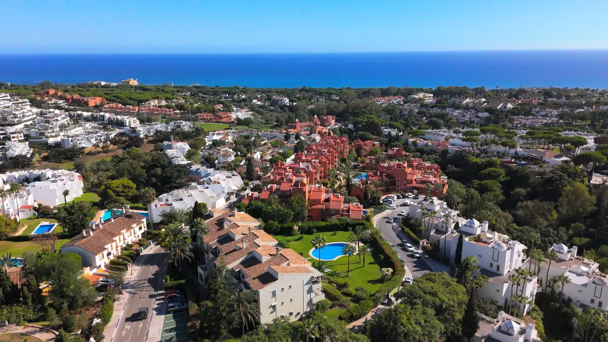 Panorámica de La Reserva de Marbella abierta al Mediterráneo