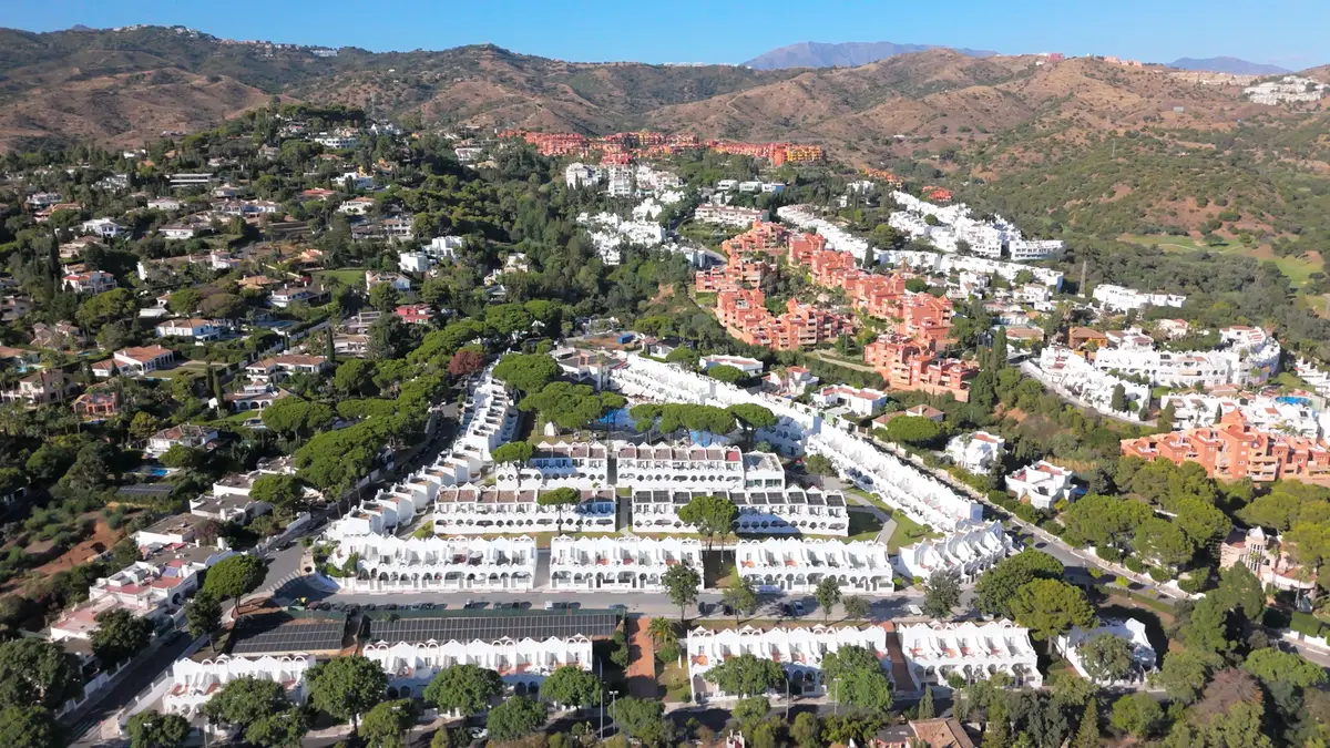 Panorámica de las comunidades y colinas de La Reserva de Marbella