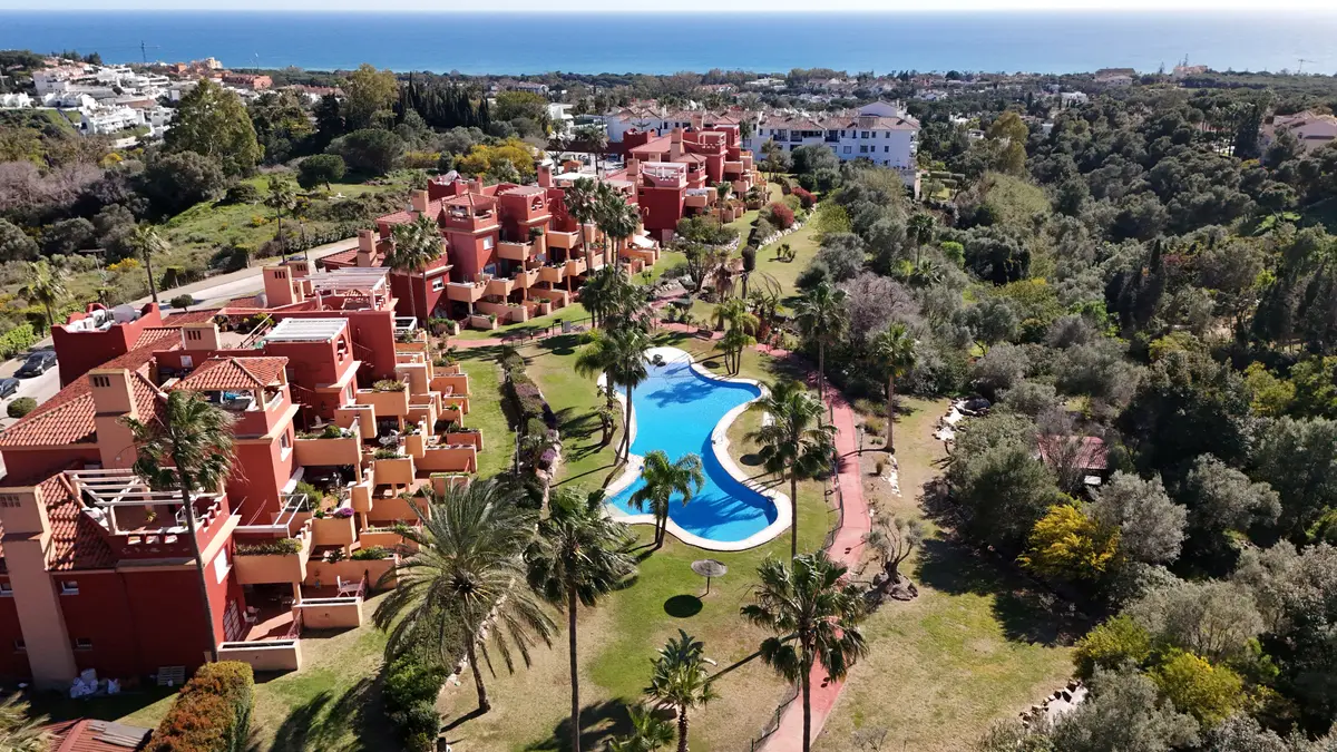 Vista aérea de las piscinas y viviendas de la Manzana 2