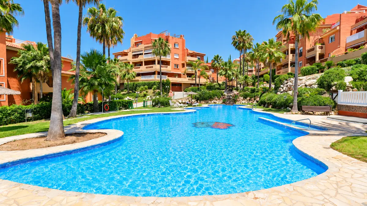 Piscina y arquitectura mediterránea de Amatista