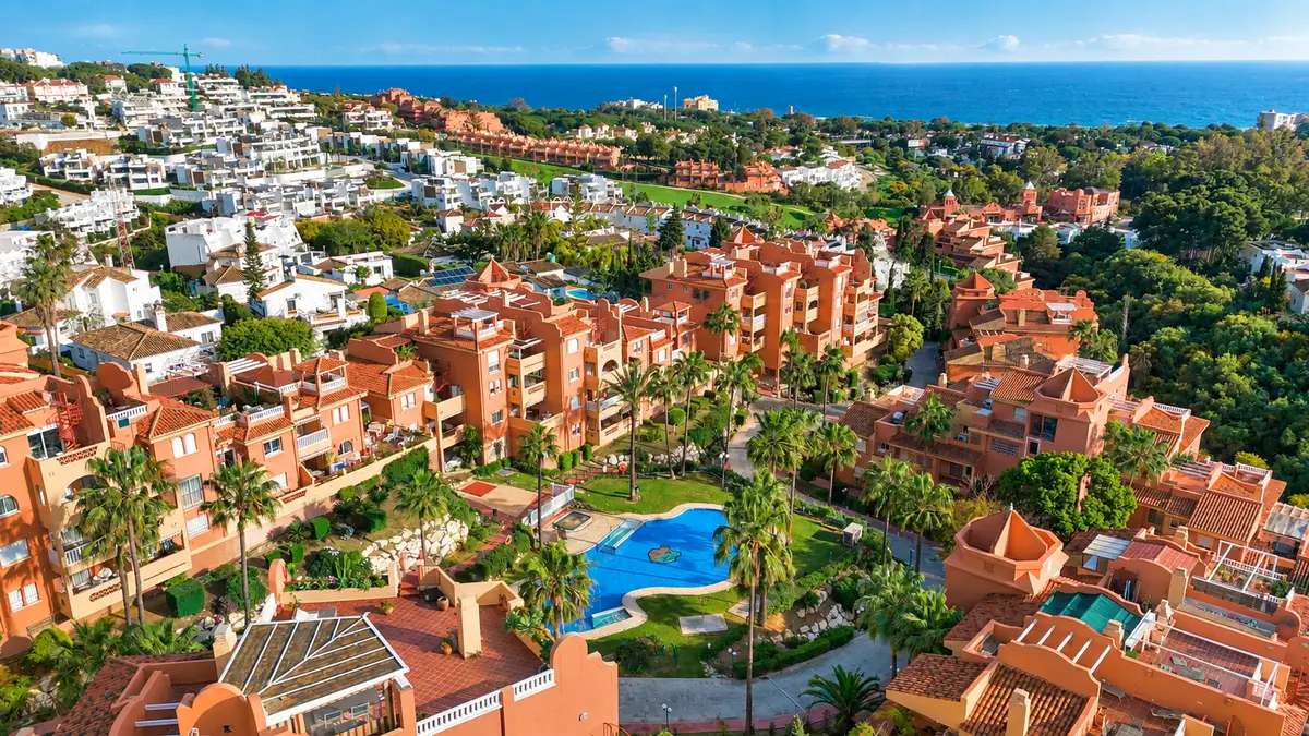 Amatista y las comunidades de La Reserva de Marbella junto al mar