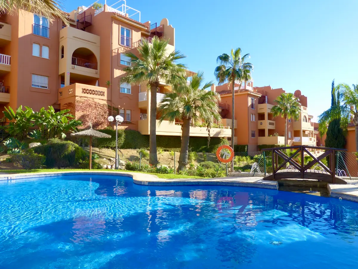 Piscina, puente y apartamentos de Amatista
